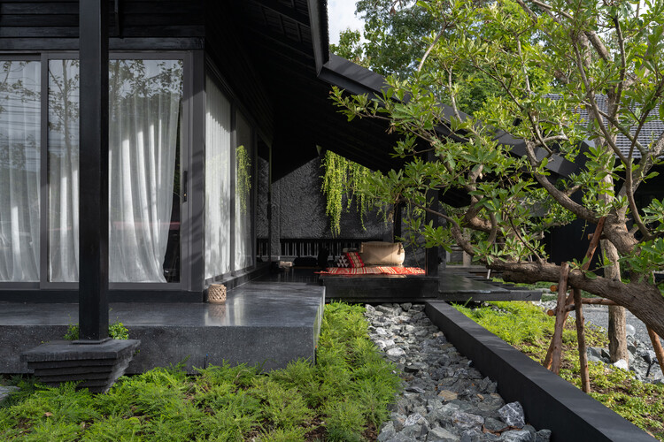 Baan Dam / Лаборатория дизайна домашнего ландшафта - Экстерьерная фотография, сад, двор