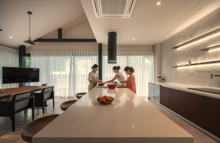 Baan Dam / Лаборатория дизайна домашнего ландшафта — фотография интерьера, кухни, стола, стула