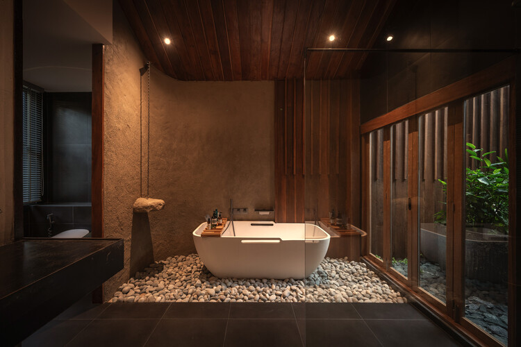 Baan Dam / Лаборатория дизайна домашнего ландшафта - Фотография интерьера, ванная комната, ванна, раковина, окна