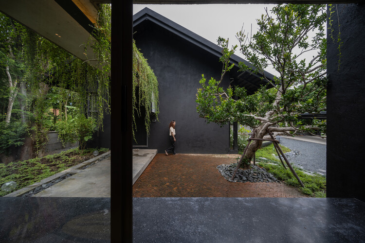 Baan Dam / Лаборатория дизайна домашнего ландшафта - Экстерьерная фотография, фасад, сад