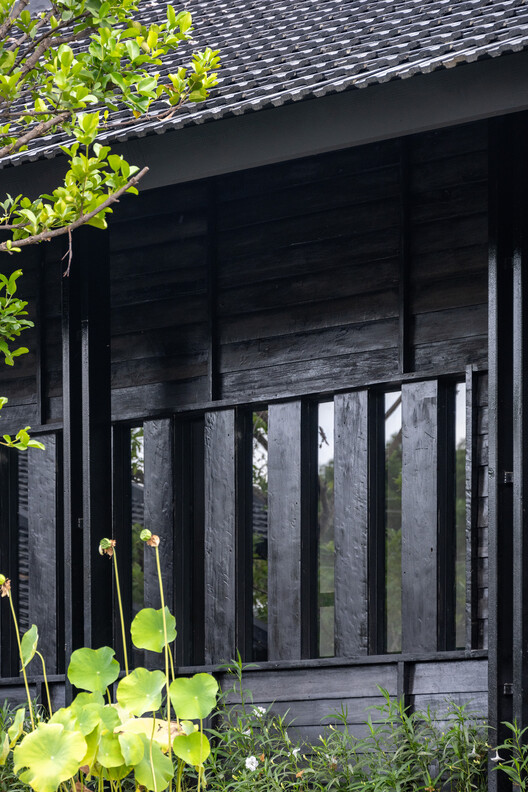 Baan Dam / Лаборатория дизайна домашнего ландшафта — фотография экстерьера, окон, сада