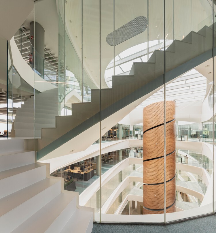 ICON Douro Building / Луис Педро Силва, arquitecto Lda - Фотография интерьера, лестница, фасад, перила