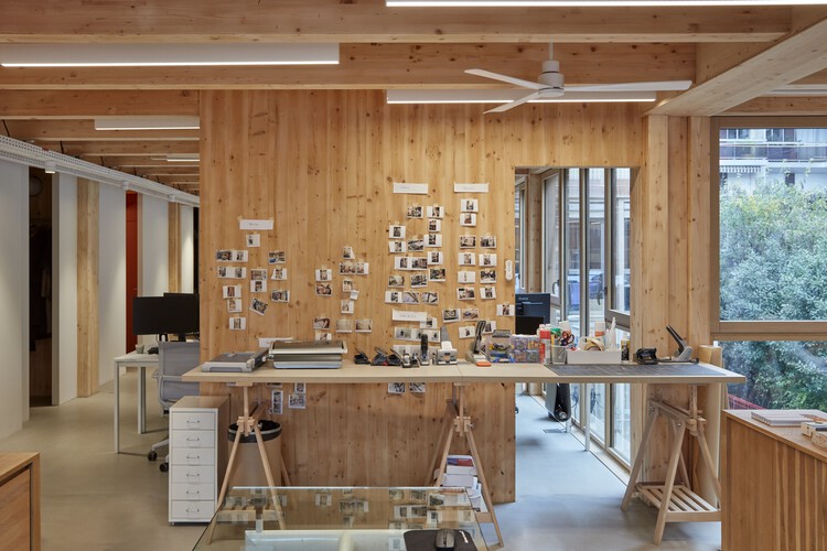 Офис Chez Nous / Atelier du Pont - Фотография интерьера, кухня, стол, окна, балка