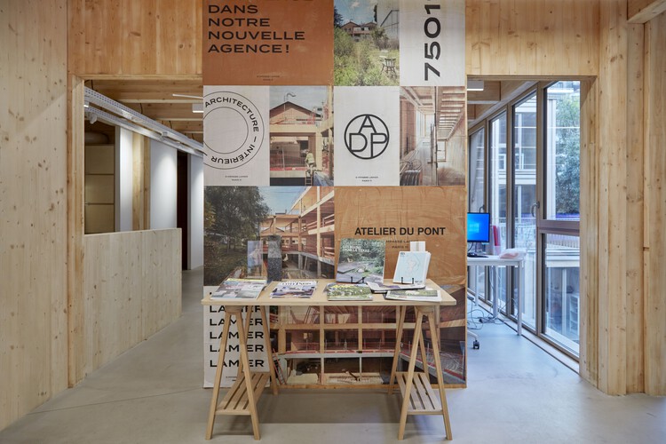 Офис Chez Nous / Atelier du Pont - Фотография интерьера, стол, балка