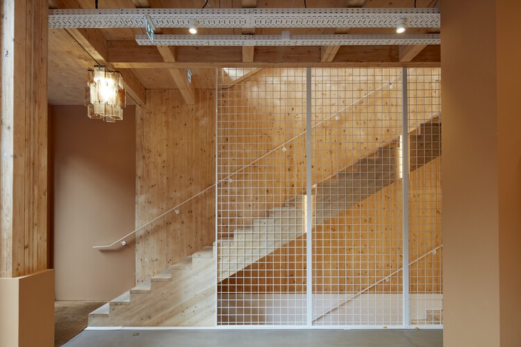 Офис Chez Nous / Atelier du Pont - Фотография интерьера, лестница, балка