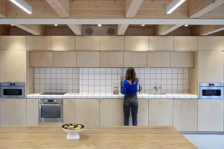 Офис Chez Nous / Atelier du Pont — Фотография интерьера, кухня, столешница, раковина