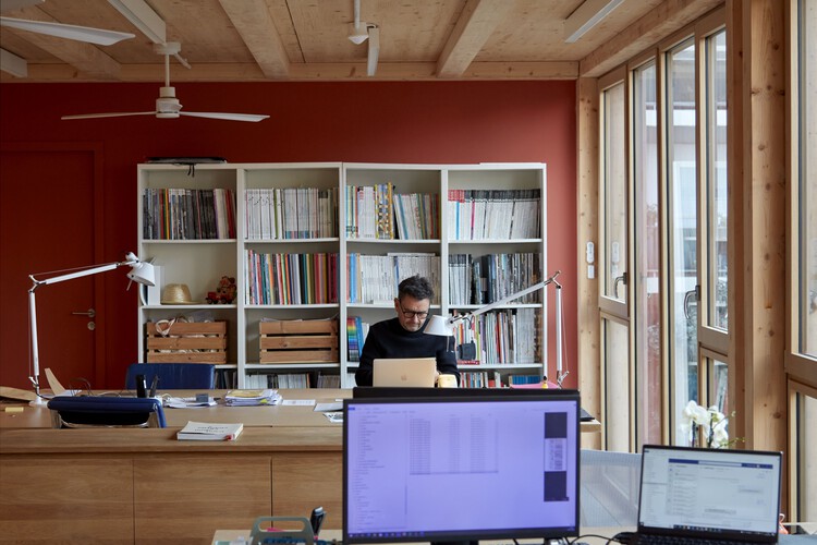 Офис Chez Nous / Atelier du Pont - Фотография интерьера, шкаф, стеллажи, стул