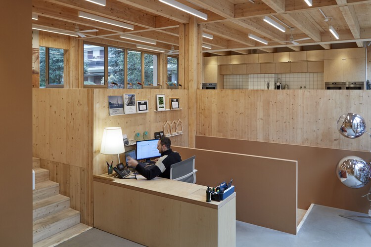 Офис Chez Nous / Atelier du Pont - Фотография интерьера, кухня, окна, балка