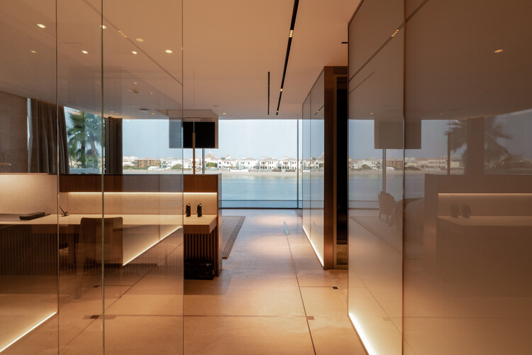 Каркасный дом Allure / EAA-Emre Arolat Architecture — Фотография интерьера, кухня, стол, стекло, стул, окна