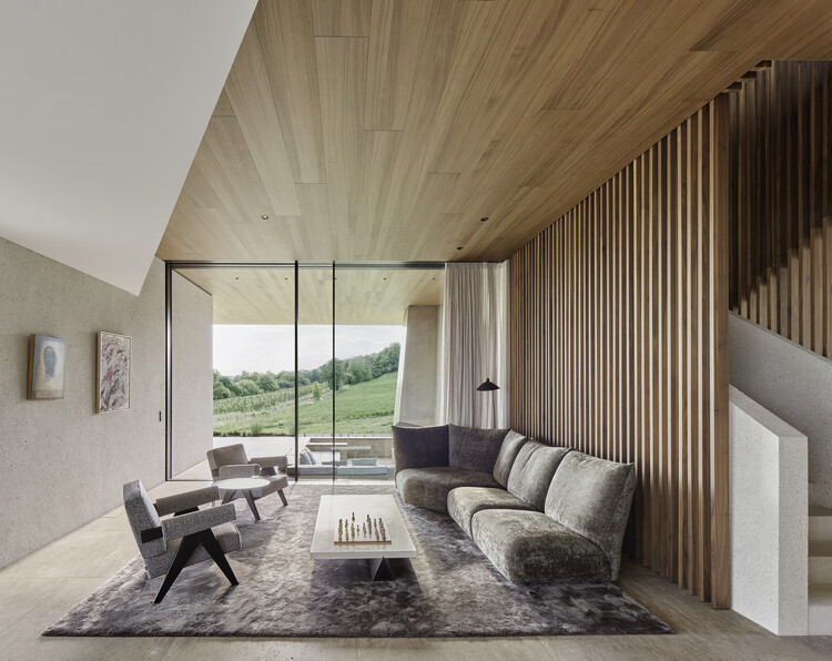 Резиденция Кронбюль / Архитектура Оппенгейма - Фотография интерьера, гостиная, диван, стол, стул, окна, балка