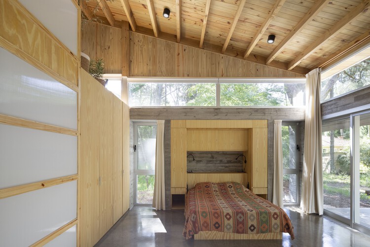 Pingüino House / Estudio Galera - Фотография интерьера, спальня, окна, балка