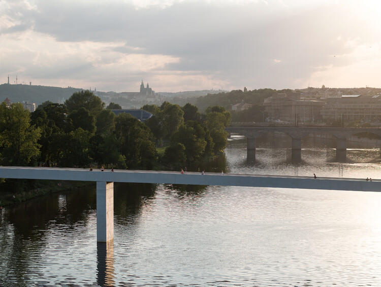 Пешеходный мост Штванице в Праге / Blank Architekti sro + Bridge Structures sro - Экстерьерная фотография, Набережная