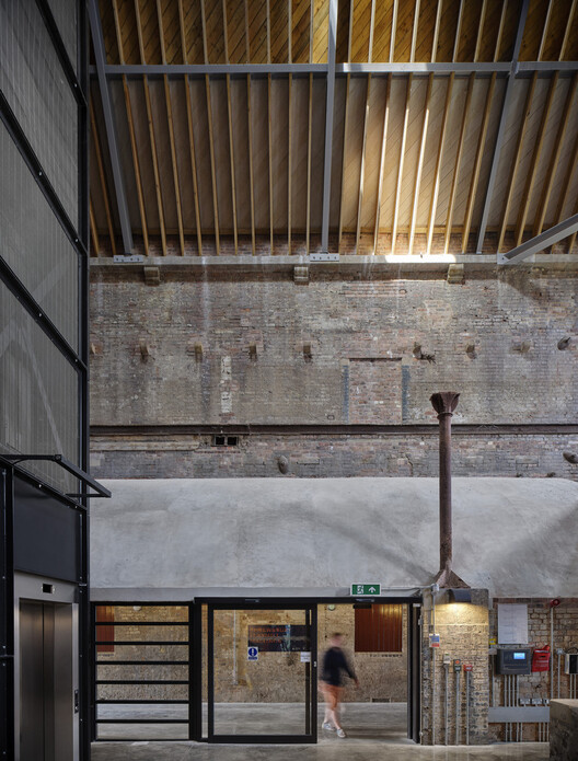 Shrewsbury Flaxmill Maltings / Feilden Clegg Bradley Studios — Фотография интерьера, фасад, балка
