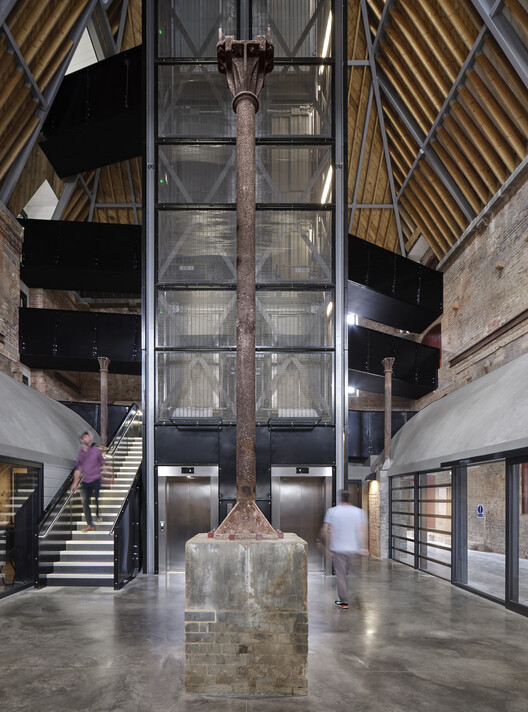 Shrewsbury Flaxmill Maltings / Feilden Clegg Bradley Studios — фотография интерьера, лестница, балка
