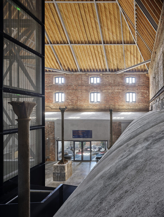 Shrewsbury Flaxmill Maltings / Feilden Clegg Bradley Studios — фотография интерьера, окна, балка