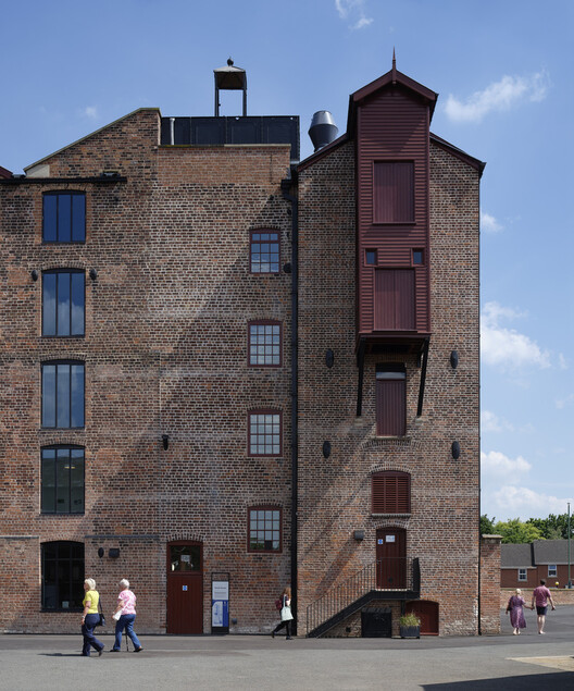 Shrewsbury Flaxmill Maltings / Feilden Clegg Bradley Studios — фотография экстерьера, окна, кирпич, фасад