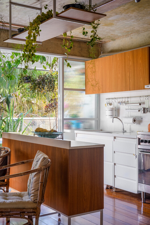 Nômade Apartment / Coarquitetos - Фотография интерьера, кухня, столешница, стол, стул, балка