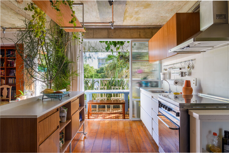Nômade Apartment / Coarquitetos - Фотография интерьера, кухня, столешница, стол