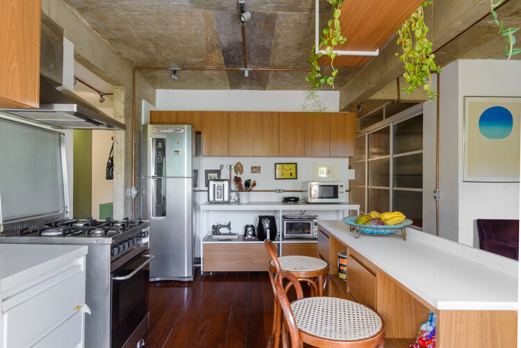 Nômade Apartment / Coarquitetos - Фотография интерьера, кухня, столешница, стол, стул, раковина