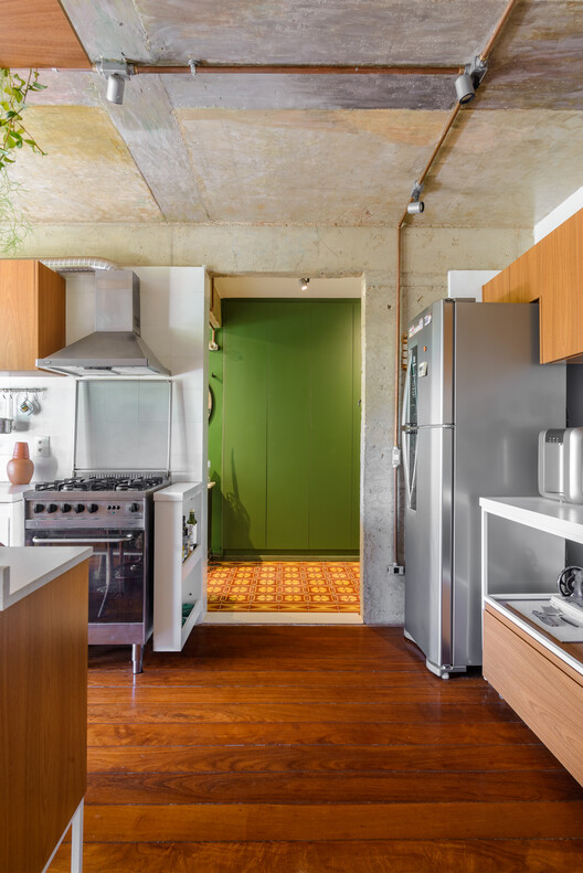 Nômade Apartment / Coarquitetos - Фотография интерьера, кухня, столешница, балка