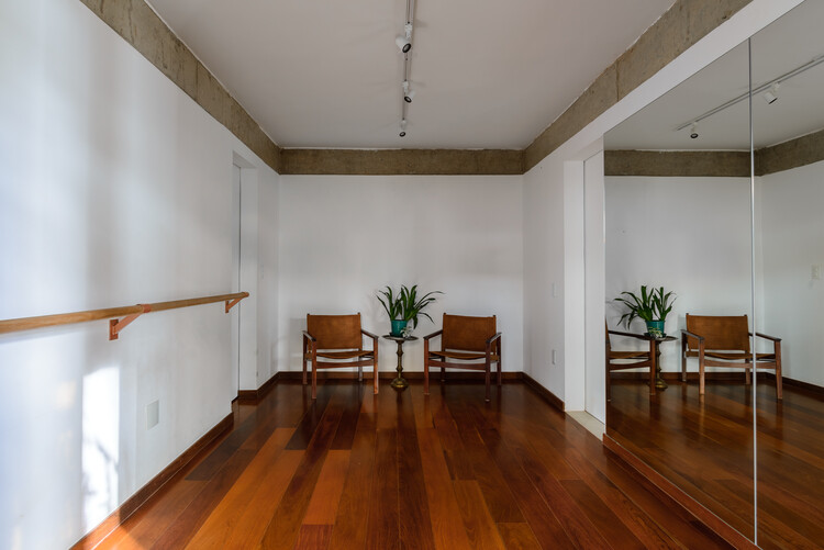 Nômade Apartment / Coarquitetos - Фотография интерьера, окна, стул