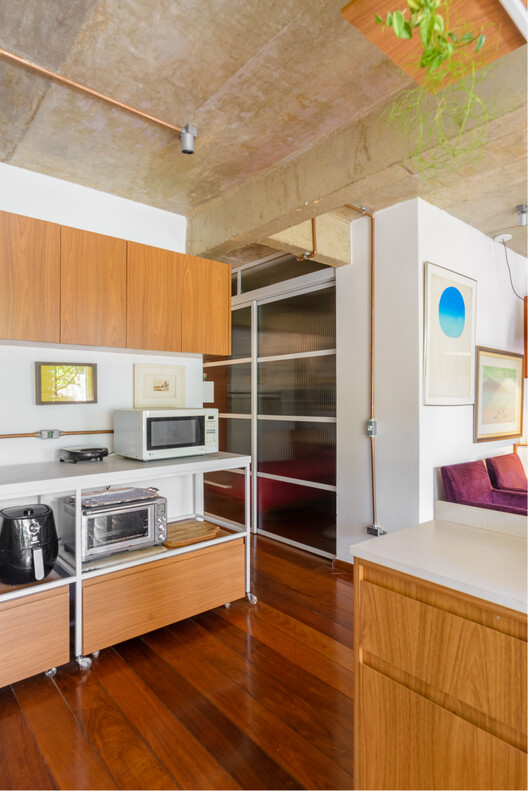 Nômade Apartment / Coarquitetos - Фотография интерьера, столешница, кухня, балка