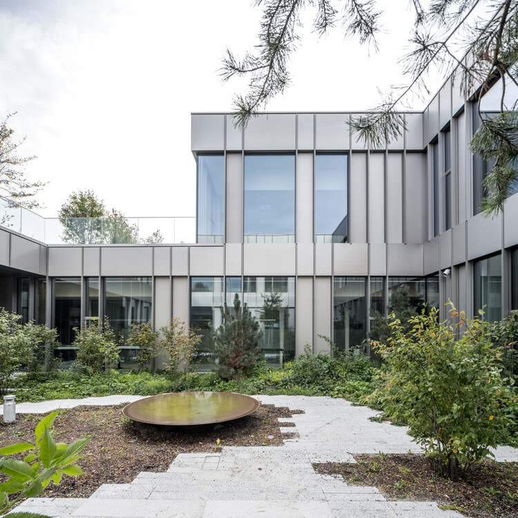 Диабетический центр Стено Копенгаген / Vilhelm Lauritzen Architects + Mikkelsen Architects + STED - Экстерьерная фотография, окна, фасад, сад, двор