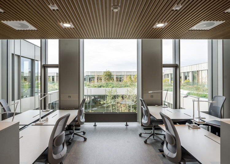 Диабетический центр Стено Копенгаген / Vilhelm Lauritzen Architects + Mikkelsen Architects + STED - Фотография интерьера, стол, окна, стул