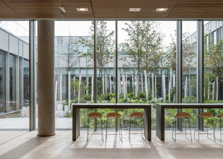 Диабетический центр Стено Копенгаген / Vilhelm Lauritzen Architects + Mikkelsen Architects + STED - Фотография интерьера, стол, стул