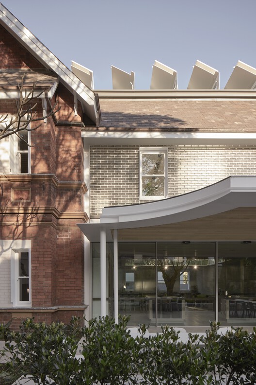 Офисы Campbel House / Tonkin Zulaiha Greer Architects — фотография экстерьера, окна, фасад