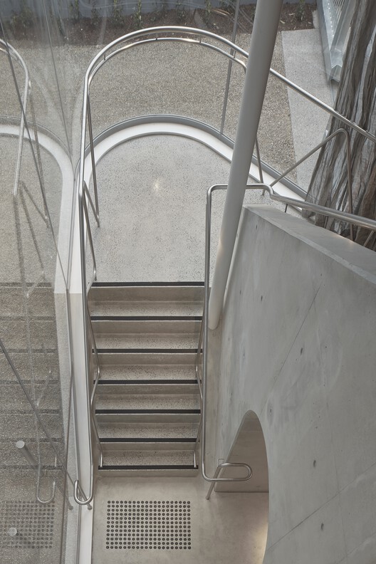 Офисы Campbel House / Tonkin Zulaiha Greer Architects — фотография интерьера, лестница, стул, перила, арка