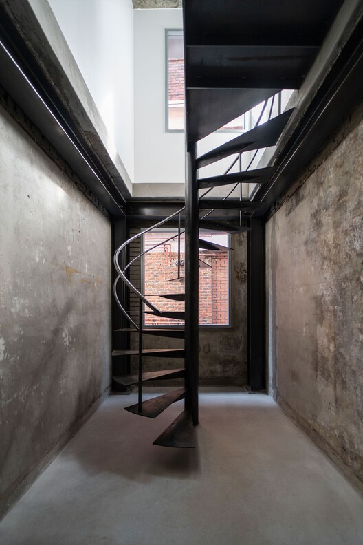 Hongdam Studio Seoul / HOFFICE — Фотография интерьера, лестница, перила, балка