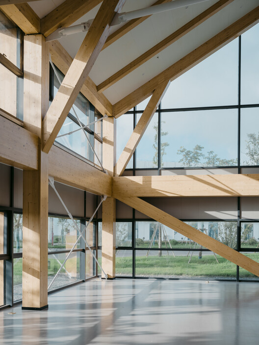 Центр исследований и дизайна деревянных конструкций Дафэн / CATS - Фотография интерьера, лестницы, балки