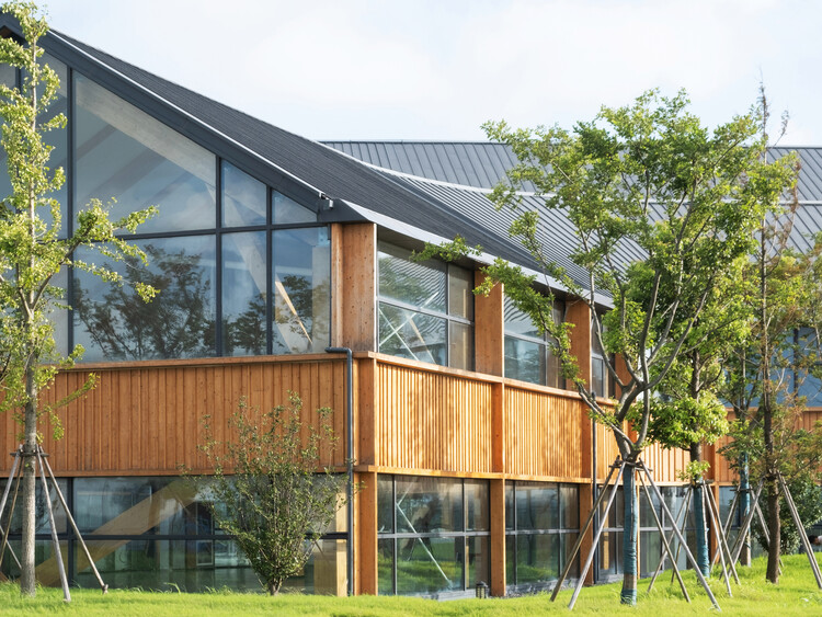 Центр исследований и дизайна деревянных конструкций Дафэн / CATS - фотография экстерьера, окон, фасада, сада