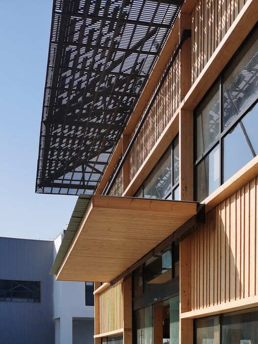 Центр исследования и проектирования деревянных конструкций Дафэн / CATS - фотография экстерьера, окна, фасад, балка, перила