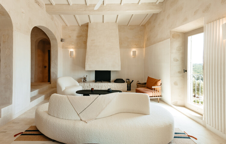 Son Blanc Hotel / Atelier du Pont - Фотография интерьера, стул, спальня, окна