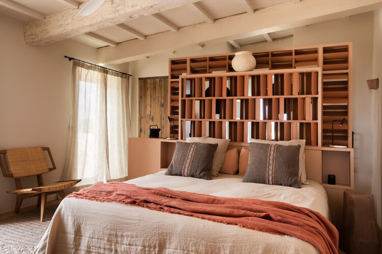 Son Blanc Hotel / Atelier du Pont - Фотография интерьера, спальня, стеллаж, стул, кровать