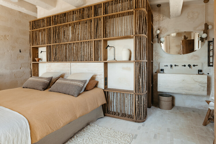 Son Blanc Hotel / Atelier du Pont - Фотография интерьера, гостиная, кровать, окна, спальня, балка