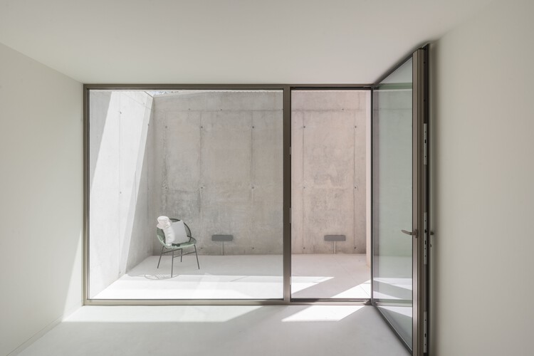 Shift House / NOMO STUDIO - Фотография интерьера, ванная комната, дверь, окна, стул