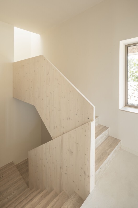 Shift House / NOMO STUDIO - Фотография интерьера, лестница, окна, перила