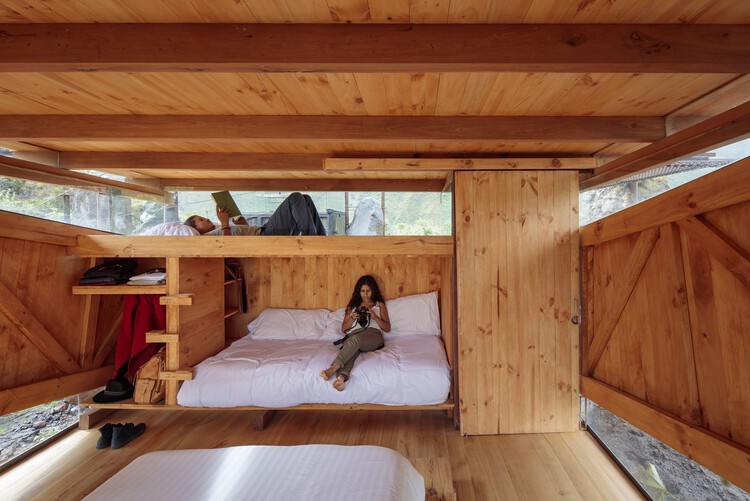 Хижина в Ла Кантера / La Cabina de la Curiosidad — Фотография интерьера, спальня, кровать, балка