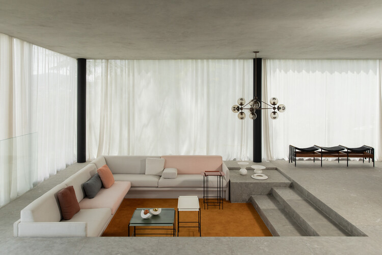 EG House / Play Arquitetura - Фотография интерьера, гостиная, диван, стол