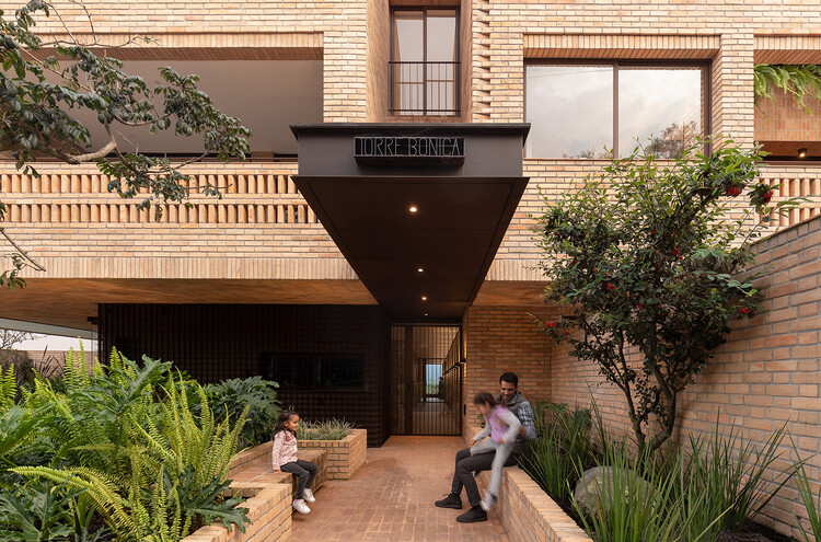 Апартаменты Bonica / Diez + Muller Arquitectos + Arq.  Альваро Борреро - Фотография интерьера, окон, фасада, двора
