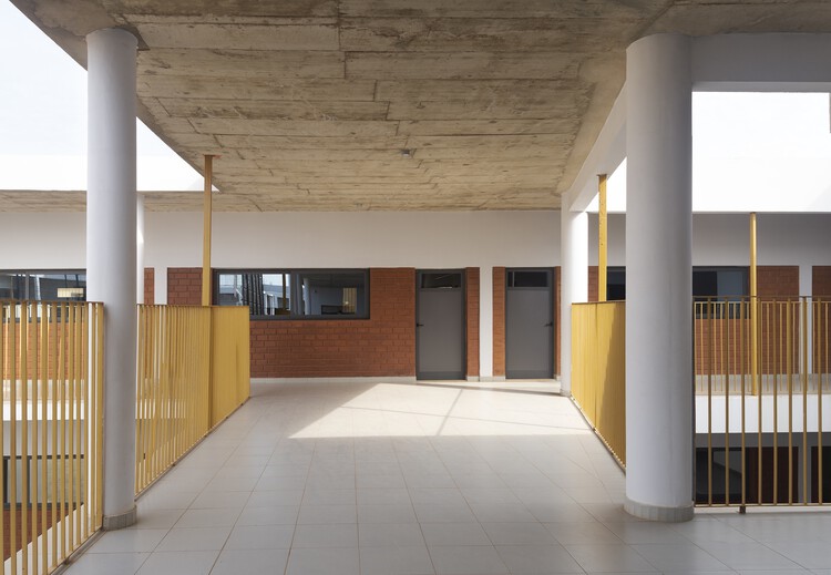 Cite Scolaire Internationale – Campus Ngor / Atelier Kalm – Фотография интерьера, колонна, балка