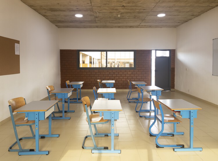 Cite Scolaire Internationale – Campus Ngor / Atelier Kalm – Фотография интерьера, столовая, стол, стул, окна