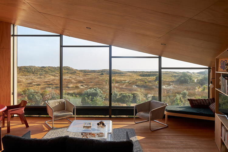 Дом Бауэнтауна Баха / Edwards White Architects - Фотография интерьера, гостиная, стол, окна, стул, балка