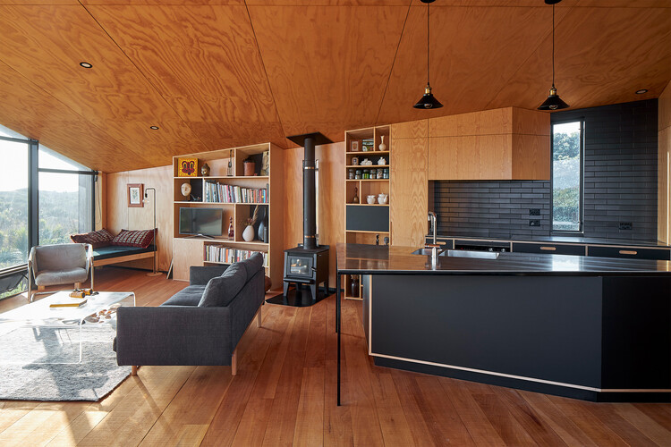 Дом Бауэнтауна Баха / Edwards White Architects — Фотография интерьера, кухня, окна, столешница, балка, стул