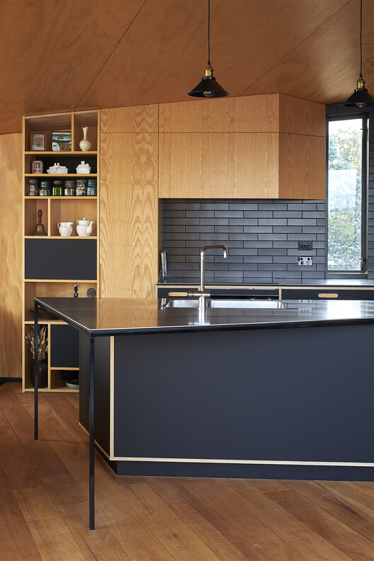 Дом Бауэнтауна Баха / Edwards White Architects — Фотография интерьера, кухня, столешница, окна, стул, балка