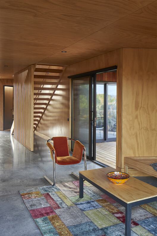 Дом Бауэнтауна Баха / Edwards White Architects — фотография интерьера, стол, стул, окна, балка