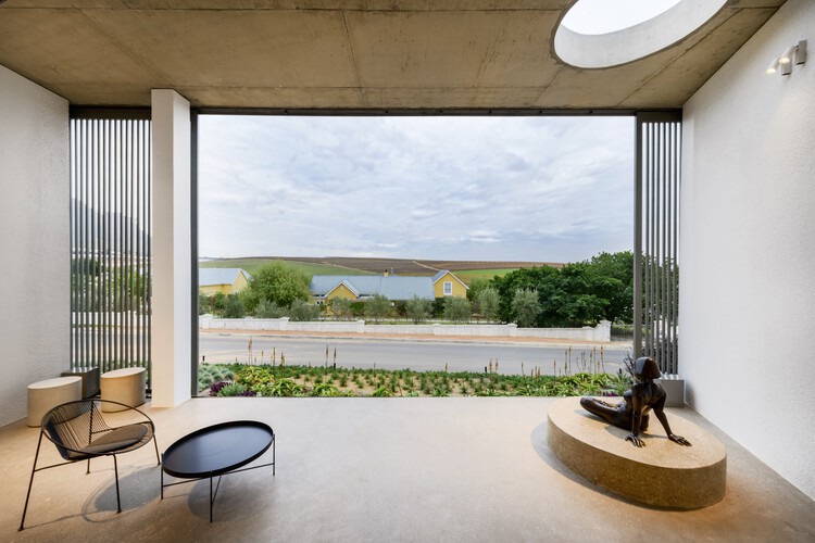 Дом и галерея Куншуйс / Strukt Architects - Фотография интерьера, стул